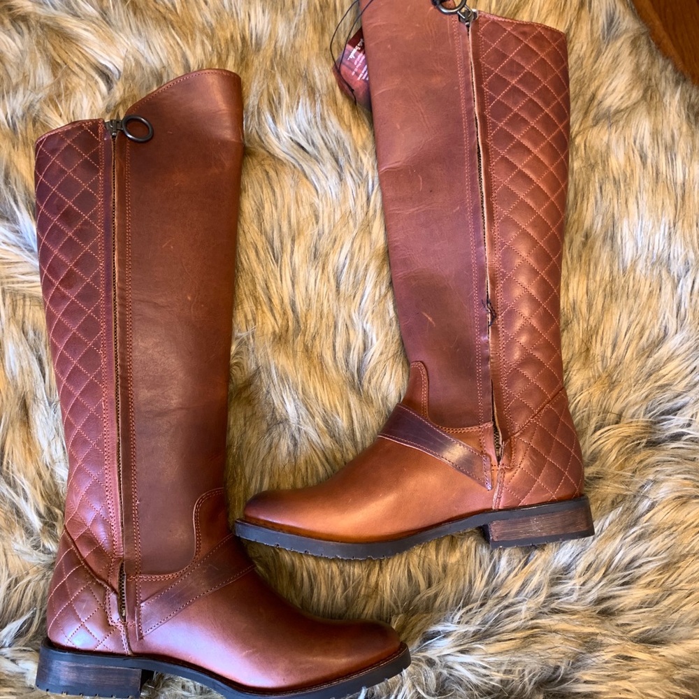 BRAND NEW CHESNUT JUSTIN BOOTS WITH PATTERN